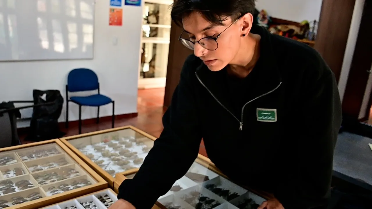 Fotografía de Angelo Ávila egresado de la UPN en el Museo de Historia Natural